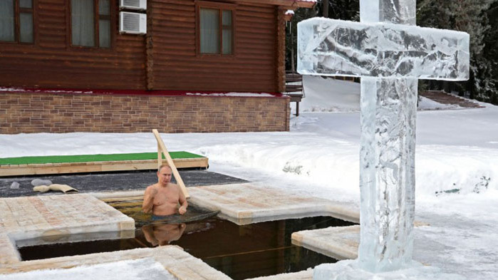 Владимир Путин влезе в ледена вода за Богоявление